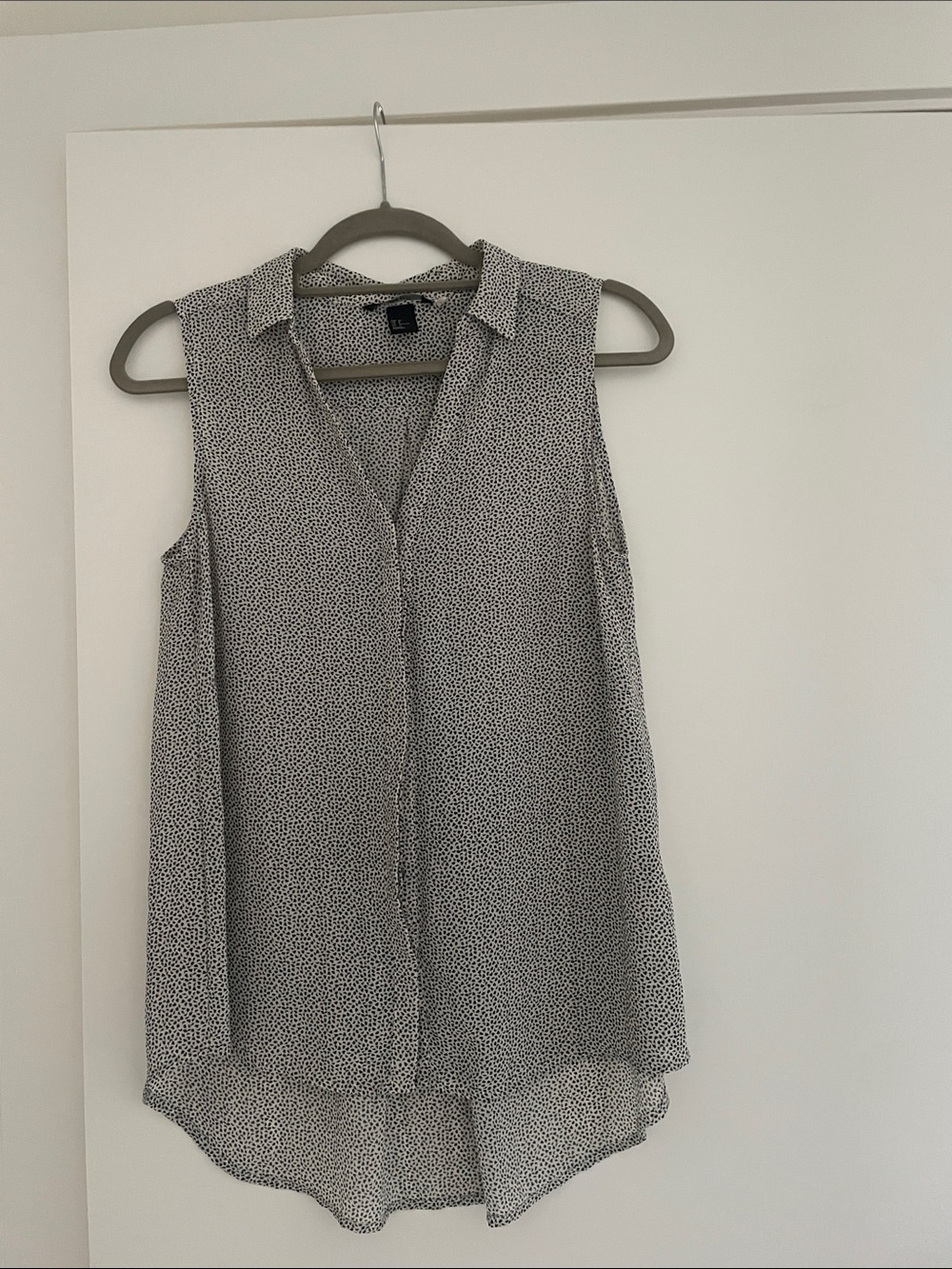 H&M Sleeveless Collared V-Neck Blouse in White and Black Dot Print